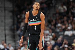 福克斯：文班亚马的领袖气质大幅成长 他开始主动发声沟通