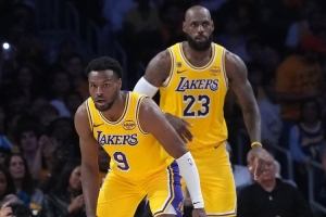 系列赛詹姆斯和布朗尼同场时 湖人进攻效率125.9&净效率+29.6