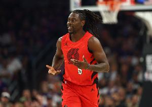 进攻无敌啊！霍勒迪半场10中7砍下17分3板1助1断 次节连中三分球