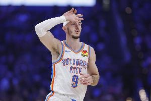 卡鲁索：季后赛要为每一寸场地而战 要赢得那些对抗&打出侵略性