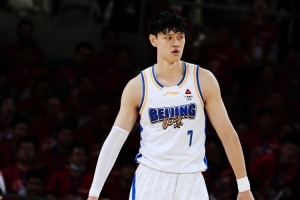 京媒：曾凡博的膝盖伤会恢复得比较缓慢 但他拥有足够的战略价值