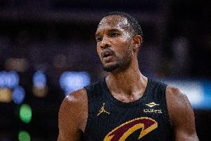 合计9中1！半场莫布里7中1拿2分4板 阿伦2中0没得分有7板