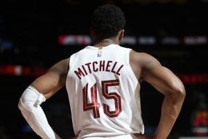 彻底迷失！多诺万·米切尔全场梦游 24中6拿到20分6板有4失误