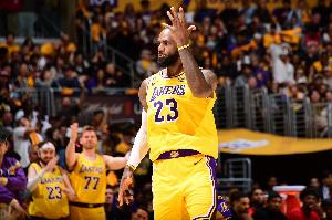 定海神针！詹姆斯首节2中2轻松拿下5分1板2助