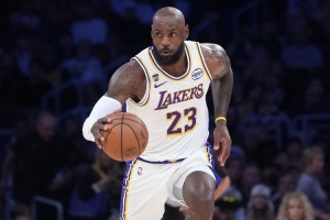 名嘴夏普：说詹姆斯老了的人在哪？还说他不再是球队领袖了？