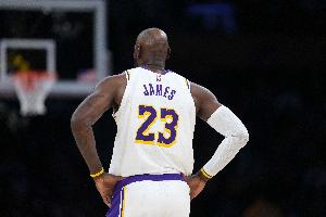 詹姆斯系列赛至今场均打41分钟 砍25.3分9.7板8.7助2断