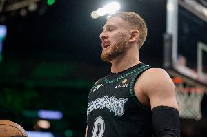 疑似跟腱受伤！迪文岑佐打满了82场常规赛 场均出场30.4分钟