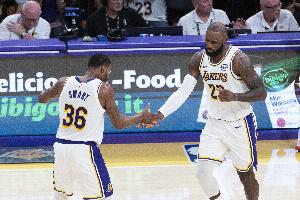 雷迪克：斯玛特造三分犯规后 詹姆斯八村施压谢泼德 我们成功抢断