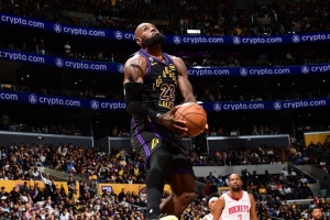 马健：詹姆斯41岁的表现地球上无人能及 他一直走在上坡的路上