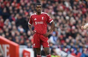 伊萨克：我觉得麦卡那个射门进不了，所以我拦了一下自己打