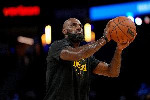 詹姆斯：这场比赛很胶着&我不休息才能赢 明天我全天都得休息