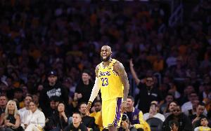 拼抢地板球！湖记：41岁的詹姆斯在球场上真的是倾其所有了