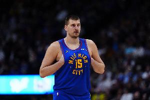 解说：约基奇输急眼了 面儿和自尊心都是自己赢的 不是别人该给你