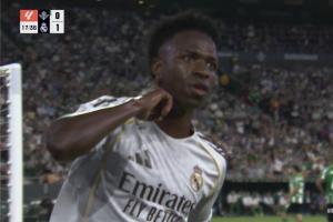 马卡：维尼修斯遭贝蒂斯球迷狂嘘，进球后指耳朵回击+亲皇马队徽