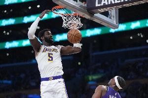 季后赛生涯场均15+10板且60+%TS的球员：艾顿、约基奇、浓眉