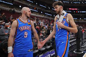 切特：卡鲁索场内场外都非常出色 他的高效沟通能帮球队稳住节奏