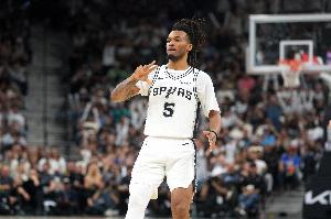 后场核心！卡斯尔18中10砍下33分2板5助1断 上半场19分&末节11分