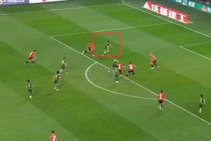 非常生气！赛后王钰栋疑似不满队友未传球，挥拳不满+不断叫骂