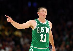 差距很大！半场凯尔特人板凳球员合计32分 76人替补一共9分