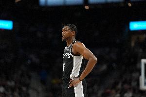 需要控制了！福克斯半场9中4拿到10分4板4助 3次犯规+技犯