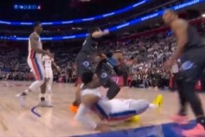 6失误有点夸张！坎宁安半场12中5拿到16分3板4助1帽 3次犯规