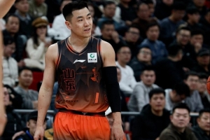 邱彪：高诗岩的膝伤一直没好 打了5支玻璃酸钠 现在韧带轻度撕裂