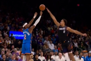 防守很拼！亚历山大三分出手 伊戈达罗飞扑完成封盖