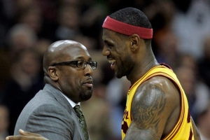 考察球员！中国男篮主帅郭士强现场观战山东VS辽宁G1