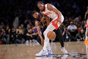 丝滑！约基奇接球顺势转身 力压防守打成2+1率队扩大优势