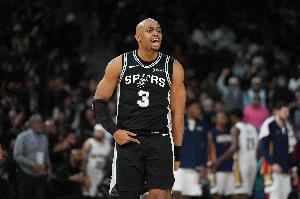 自己给自己补一切！斯图尔特关键时刻抢板犯规 白白葬送追分机会