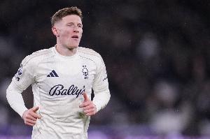 看着很像啊！李凯尔三节末中圈附近超远压哨三分球差点崩进