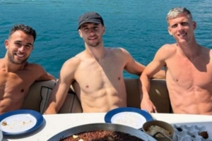 世体：奥尔莫、霍安·加西亚和埃里克·加西亚一同出海享受假期