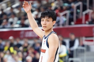 徐杰：对手不是打得特别好 我们没拼到季后赛程度 肯定能打回主场