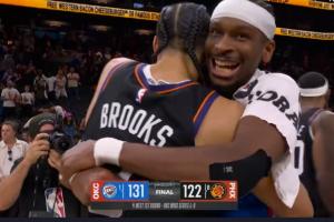 我们好着呢！亚历山大赛后与布克拥抱 与狄龙熊抱热聊笑嘻了！