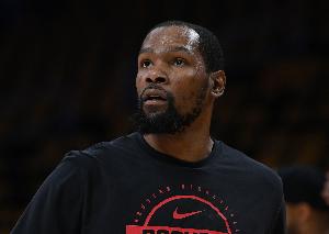 万幸无碍！徐昕落地时不慎崴脚 在场下接受治疗后返场继续征战