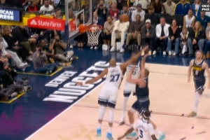 够强硬！约基奇篮下对抗戈贝尔转身勾手将球打进