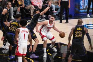 攻守兼备！卡鲁索7中5贡献14分4板 华莱士7中4拿到10分4板4助