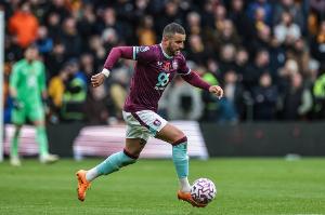 布克生涯前50场季后赛场均至少27+5+5 历史第四人&比肩东詹乔