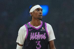 媒体人 ：膝伤让当打之年的胡明轩如此迷茫无助 真令人唏嘘