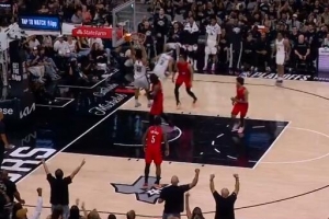 行云流水！凯尔登借巴恩斯掩护突进内线 抛投助哈珀空接暴扣