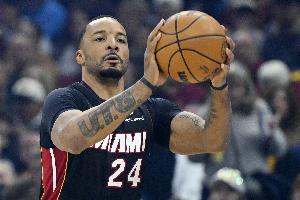 美记：热火有意签回鲍威尔 但会先追字母再考虑鲍威尔合同细节