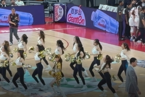 CBA季后赛开打！媒体人分享广东男篮主场啦啦队精彩表演
