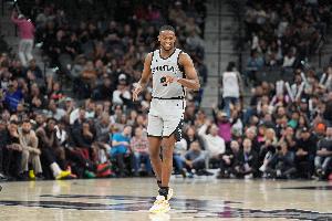 鞋大一号！福克斯与尚帕尼接连命中三分 但都踩线算长两分