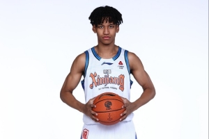 冯傲晒360转身+小风车扣篮视频：对周围的一切都多点耐心