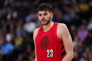 灵光一现！克林根转身抹过防线 起飞双手暴力炸筐