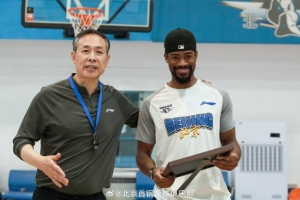 里夫斯：养伤时看到球队的决心和团结 我和东契奇一直在场边讨论