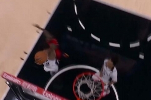 榜眼战探花！哈珀抢断亨德森 随后反击起飞暴扣打成2+1