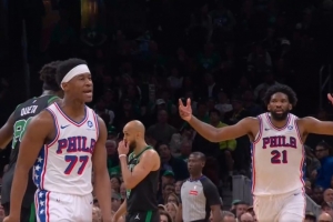 没悬念了吧！埃奇库姆再中三分&恩比德庆祝 绿军近5分钟不得分