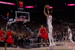 你说这怎么防？文班亚马撤步干拔三分打停开拓者 领先到26分！