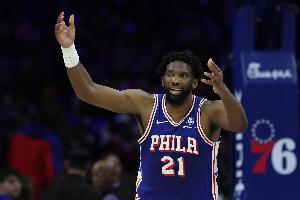 多打内线啊！恩比德半场13投5中&三分5中0 得到15分2板5助1帽